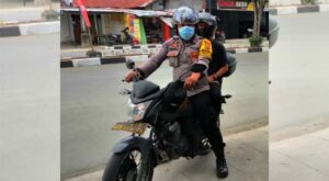 Bhabinkamtibmas Jemput Warga Untuk Ikut Vaksin