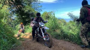 Demi Vaksinasi, Satuan Brimob Tempuh Jalan Terjal ke Raranggonau