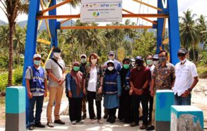 KfW, UNDP dan YKMI Kunjungi Proyek Rekonstruksi Jembatan Gantung Tuva di Sigi