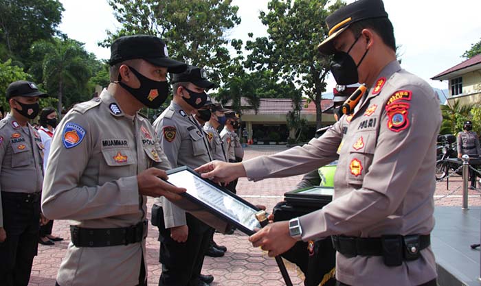 Salurkan BTPKLW, 23 Personel Polres Palu Diberi Penghargaan