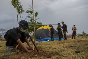 Kaum Muda Menanam di Bumi Perkemahan Kawatuna