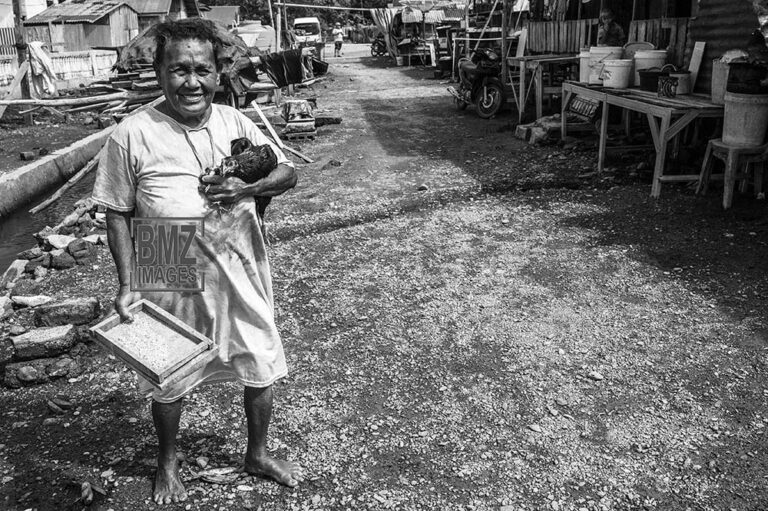 Jalan Tertimbun Material Longsor, Bhabinkamtibmas Bantu Warga Bersihkan