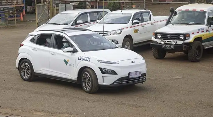 Mobil listrik yang diujicobakan di area operasional Mobile Equipment Maintenance (MEM) Gunung Batu, Kecamatan Malili, Kabupaten Luwu Timur, Sulawesi Selatan, Jumat (14/1/2022). (Foto: PT Vale)
