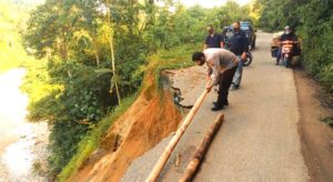 Tebing Jalan di Desa Makuhi, Kulawi Selatan Amblas Digerus Air