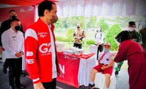 Presiden Joko Widodo Tinjau Vaksinasi COVID-19 di Bandara Mutiara