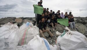 Spontanitas Pungut Sampah Mahasiswa Untad di Hari Peduli Sampah Nasional 
