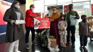 Telkomsel Serahkan Hadiah ke Pemenang Rezeki Combo Sakti