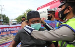 Hari Ke-5 Ops Keselamatan, Polres Palu Gelar Penyuluhan dan Bagi-bagi Masker