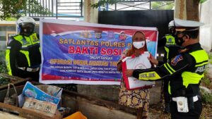 Sat Lantas Polres Palu Bagi Sembako di Ops Keselamatan Tinombala 2022