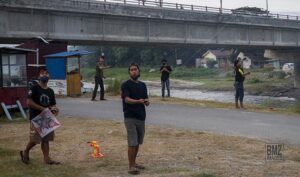 Menunggu Waktu Buka Puasa dengan Adu Layang-Layang di Jembatan Lalove