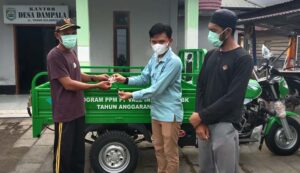 Peduli Lingkungan, PT Vale Serahkan Motor Sampah ke Warga Dampala