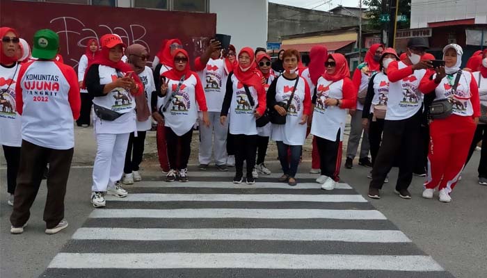 Ibu-Ibu Ujuna Tak Mau Kalah Berfashion Week