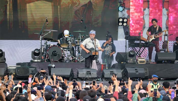 Poso Kondusif, Konser Iwan Fals DIhadiri Ribuan Penonton