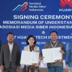 Yenty Joman, Director of Government Affairs, Huawei Indonesia, dan Wahyu Dhyatmika, Sekretaris Jendral AMSI menunjukkan nota kesepahaman usai penandatangan di Jakarta, Selasa (22/11/2022). (Foto: AMSI)