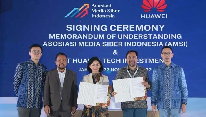 Yenty Joman, Director of Government Affairs, Huawei Indonesia, dan Wahyu Dhyatmika, Sekretaris Jendral AMSI menunjukkan nota kesepahaman usai penandatangan di Jakarta, Selasa (22/11/2022). (Foto: AMSI)