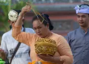 Sembahyang Hari Galungan di Palu