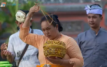 Sembahyang Hari Galungan di Palu