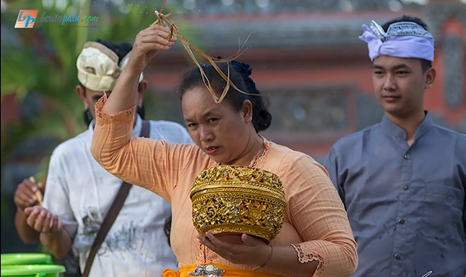 Umat Hindu memercikkan air suci sebelum melaksanakan persembahyangan Hari Galungan di Pura Jagatnatha Kerta Agung Palu, Rabu (4/1/2023). (©bmzIMAGES/Basri Marzuki)