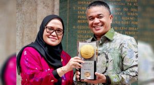Menteri LHK Serahkan Piala Adipura ke Wali Kota Palu