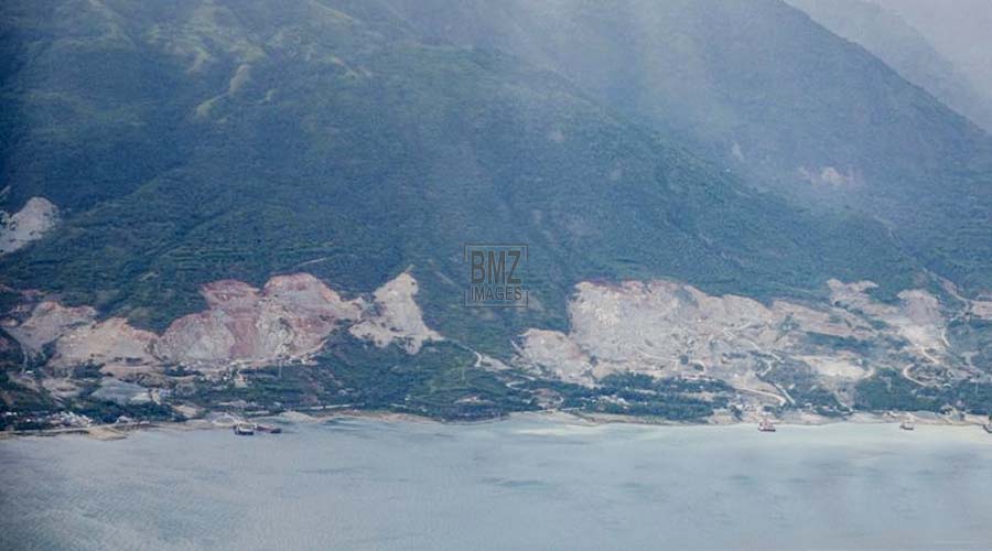 Pemandangan dari atas aktivitas galian C di jalur Palu-Donggala, Sulawesi Tengah. Sabtu (12/2/2022). (bmzIMAGES/Basri Marzuki)