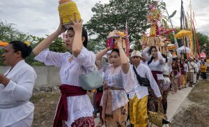Jelang Nyepi, Umat Hindu Gelar Upacara Melasti di Pantai Dupa