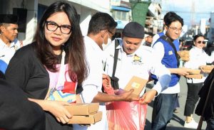 Pemuda Lintas Agama Bagi-bagi Takjil di Jalan