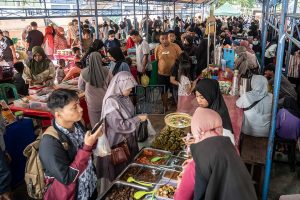 Pasar Ramadhan Diserbu Warga