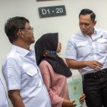 Menteri Agraria dan Tata Ruang/Kepala Badan Pertanahan Negara (ATR/BPN) Agus Harimurti Yudhoyono (ketiga kanan) didampingi Gubernur Sulteng Rusdy Mastura (kedua kiri) dan Wali Kota Palu Hadianto Rasyid (kiri) berdialog dengan warga usai menyerahkan sertifikat tanah di kawasan Huntap Petobo Palu, Sulawesi Tengah, Minggu (28/4/2024). (bmzIMAGES/Basri Marzuki)