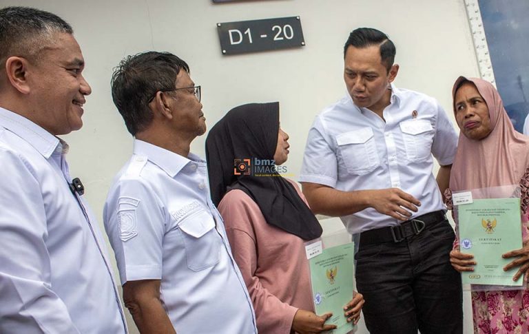 Menteri Agraria dan Tata Ruang/Kepala Badan Pertanahan Negara (ATR/BPN) Agus Harimurti Yudhoyono (ketiga kanan) didampingi Gubernur Sulteng Rusdy Mastura (kedua kiri) dan Wali Kota Palu Hadianto Rasyid (kiri) berdialog dengan warga usai menyerahkan sertifikat tanah di kawasan Huntap Petobo Palu, Sulawesi Tengah, Minggu (28/4/2024). (bmzIMAGES/Basri Marzuki)