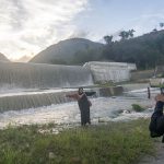 Pengunjung berfoto di depan bendungan air saat berwisata lebaran di Cek Dam Lawara, Desa Balane, Sigi, Sulawesi Tengah, Jumat (12/4/2024). Cek dam yang dibangun Balai Wilayah Sungai Sulawesi (BWSS) III dan telah direhabilitasi itu menjadi salah satu lokasi wisata lebaran yang banyak dikunjungi warga karena memiliki ari terjun dari bendungan juga menyajikan pemandangan sekitarnya yang masih alami. bmzIMAGES/Basri Marzuki