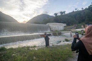 Wisata Lebaran di Cek Dam Lewara