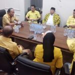 Ketua Pemenangan Pemilu Golkar Sulawesi Muhidin M Said (kiri) bertemu para bakal calon gubernur, walikota dan bupati se Sulawesi Tengah di Kantor DPP Golkar, Jakarta, Sabtu (6/4/2024). ANTARA/Fauzi Lamboka