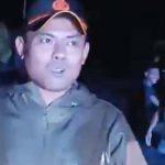 Anggota Polsek Paleleh menyampaikan laporan langsung dari lokasi banjir di Desa Kuala Besar, Paleleh, Buol, Sulteng, Minggu (7/4/2024). (Capture viedo: ist)
