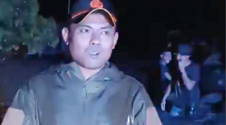 Anggota Polsek Paleleh menyampaikan laporan langsung dari lokasi banjir di Desa Kuala Besar, Paleleh, Buol, Sulteng, Minggu (7/4/2024). (Capture viedo: ist)