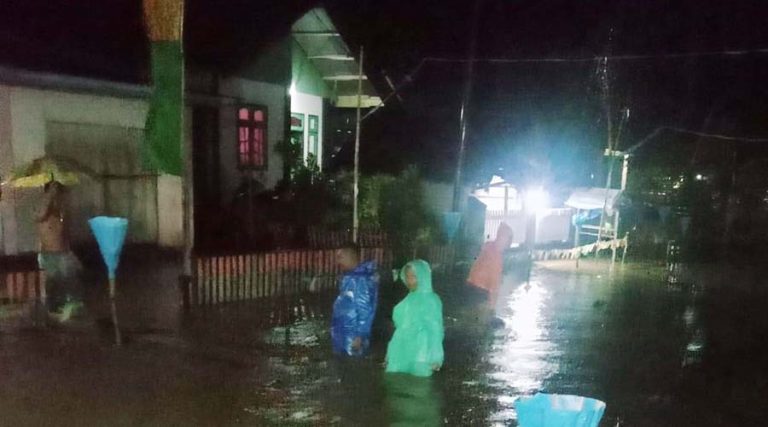 Warga melintasi banjir yang menggenangi pemukiman warga di Desa Talaki, Paleleh, Buol, Minggu (7/4/2024) malam. (Foto: BPBD Sulteng)