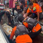 Tim SAR mengevakuasi jenazah Hamka yang ditemukan tewas setelah diterkam buaya di Desa Benteng, Tojo Unauna, Selasa (30/4/2024). (Foto: Basarnas Palu)