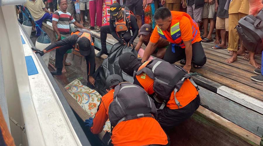 Tim SAR mengevakuasi jenazah Hamka yang ditemukan tewas setelah diterkam buaya di Desa Benteng, Tojo Unauna, Selasa (30/4/2024). (Foto: Basarnas Palu)