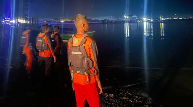 Tim SAR melakukan pencarian seorang warga yang diterkam buaya di Desa Benteng, Tojo Unauna, Senin (29/4/2024). (Foto: Basarnas Palu)