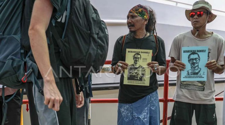 Sejumlah warga dan aktivis lingkungan yang tergabung dalam #SAVEKARIMUNJAWA membawa poster dukungan pembebasan Daniel Frits Maurits Tangkilisan yang terjerat kasus UU ITE setibanya di Pelabuhan Kartini Jepara, Jawa Tengah, Rabu (3/4/2024). ANTARA FOTO/Aji Styawan/Spt.