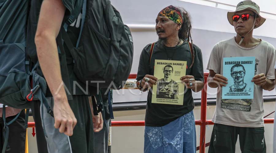 Sejumlah warga dan aktivis lingkungan yang tergabung dalam #SAVEKARIMUNJAWA membawa poster dukungan pembebasan Daniel Frits Maurits Tangkilisan yang terjerat kasus UU ITE setibanya di Pelabuhan Kartini Jepara, Jawa Tengah, Rabu (3/4/2024). ANTARA FOTO/Aji Styawan/Spt.