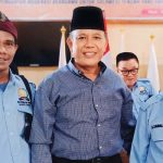 Ketua FKUB SUlteng, Prof Zainal Abidin (kanan) berfoto bersama Ketua Yayasan Dharma Kerti, I Nyoman Kormek (tengah) usai dialog moderasi beragama di palu, Jumat (26/4/2024). (Foto:/ist)