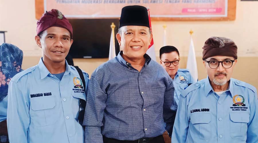 Ketua FKUB SUlteng, Prof Zainal Abidin (kanan) berfoto bersama Ketua Yayasan Dharma Kerti, I Nyoman Kormek (tengah) usai dialog moderasi beragama di palu, Jumat (26/4/2024). (Foto:/ist)