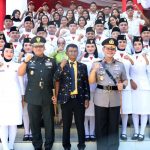 Gubernur Sulteng, Rusdy Mastura (tengah) bersama Danrem 132 Tadulako, Brigjen TNI Dodu Triwinarto (kiri) dan Kapolda Sulteng Irjen Pol Agus Nugraha (kanan) berfoto bersama para Paskibraka usai upacara HUT ke-60 Provinsi Sulteng, Rabu (17/4/2024). (Foto: Penrem 132/Tdl)