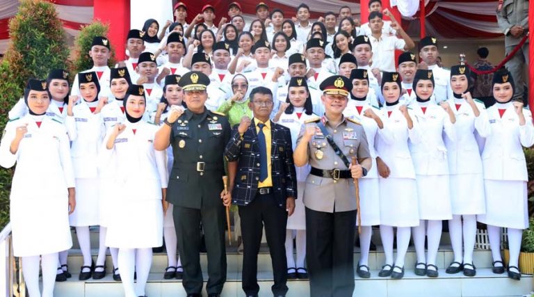 Gubernur Sulteng, Rusdy Mastura (tengah) bersama Danrem 132 Tadulako, Brigjen TNI Dodu Triwinarto (kiri) dan Kapolda Sulteng Irjen Pol Agus Nugraha (kanan) berfoto bersama para Paskibraka usai upacara HUT ke-60 Provinsi Sulteng, Rabu (17/4/2024). (Foto: Penrem 132/Tdl)