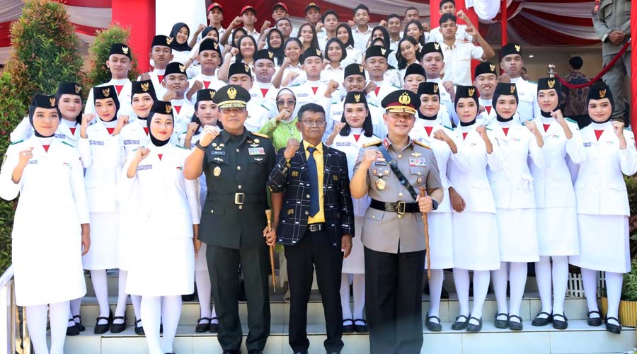 Gubernur Sulteng, Rusdy Mastura (tengah) bersama Danrem 132 Tadulako, Brigjen TNI Dodu Triwinarto (kiri) dan Kapolda Sulteng Irjen Pol Agus Nugraha (kanan) berfoto bersama para Paskibraka usai upacara HUT ke-60 Provinsi Sulteng, Rabu (17/4/2024). (Foto: Penrem 132/Tdl)