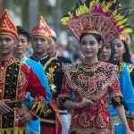 Sejumlah peserta mengenakan pakaian adat saat mengikuti Karnaval Budaya Sulawesi Tengah di Palu, Sulawesi Tengah, Rabu (17/4/2024). Selain untuk memeriahkan peringatan HUT ke-60 Provinsi Sulawesi Tengah yang jatuh pada 13 April 2024, Karnaval Budaya yang digelar Dinas Kebudayaan Sulteng itu juga untuk mengenalkan keragaman budaya dan adat istiadat yang tumbuh dan berkembang di wilayah itu. bmzIMAGES/Basri Marzuki
