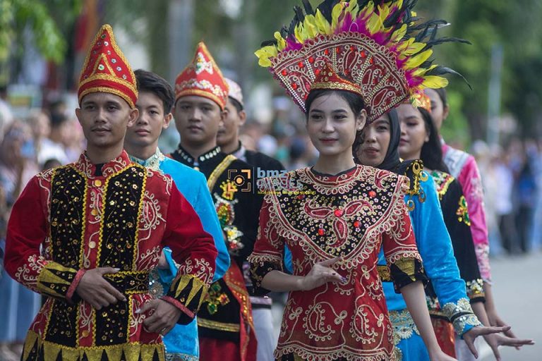 Sejumlah peserta mengenakan pakaian adat saat mengikuti Karnaval Budaya Sulawesi Tengah di Palu, Sulawesi Tengah, Rabu (17/4/2024). Selain untuk memeriahkan peringatan HUT ke-60 Provinsi Sulawesi Tengah yang jatuh pada 13 April 2024, Karnaval Budaya yang digelar Dinas Kebudayaan Sulteng itu juga untuk mengenalkan keragaman budaya dan adat istiadat yang tumbuh dan berkembang di wilayah itu. bmzIMAGES/Basri Marzuki