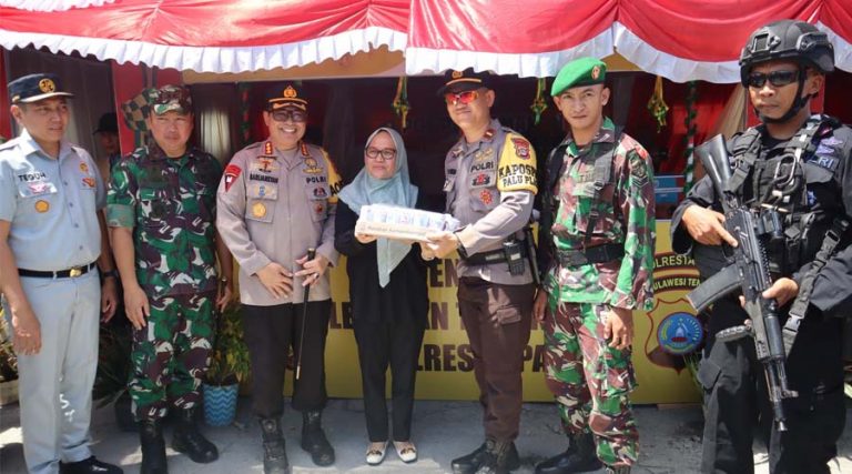 Sekkot Palu, Irmayanti Pettalolo (tengah) bersama Kapolresta Palu, Kombes Pol Barliansyah (ketiga kiri) menyerahkan bingkisan kepada petugas saat mengunjungi pos pengamana Operasi Ketupat di Palu, Sabtu (6/3/2024). (Foto: HO-Humas Polres Palu)