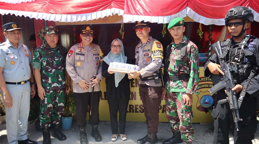 Sekkot Palu, Irmayanti Pettalolo (tengah) bersama Kapolresta Palu, Kombes Pol Barliansyah (ketiga kiri) menyerahkan bingkisan kepada petugas saat mengunjungi pos pengamana Operasi Ketupat di Palu, Sabtu (6/3/2024). (Foto: HO-Humas Polres Palu)