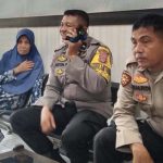 Keluarga korban (kiri) melapor di SKPT Polresta Palu terkait pembusuran misterius terhadap aanggota keluarganya di Palu, Rabu (24/4/2024). Foto: Humas Polresta Palu)